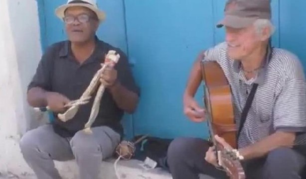 Kübalı müzisyen, turistin Türkiye'den geldiğini öğrenince...