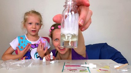 Милана делает СВОЙ ШАМПУНЬ и моет голову  в ванне детские опыты с родителями-JexOi3NxP4E