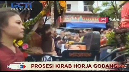 Ribuan Warga Saksikan Kirab Budaya Pernikahan Kahiyang-Bobby