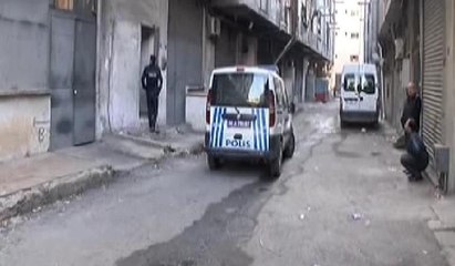 Bayrampaşa'da bina boşluğunda yanmış ceset bulundu