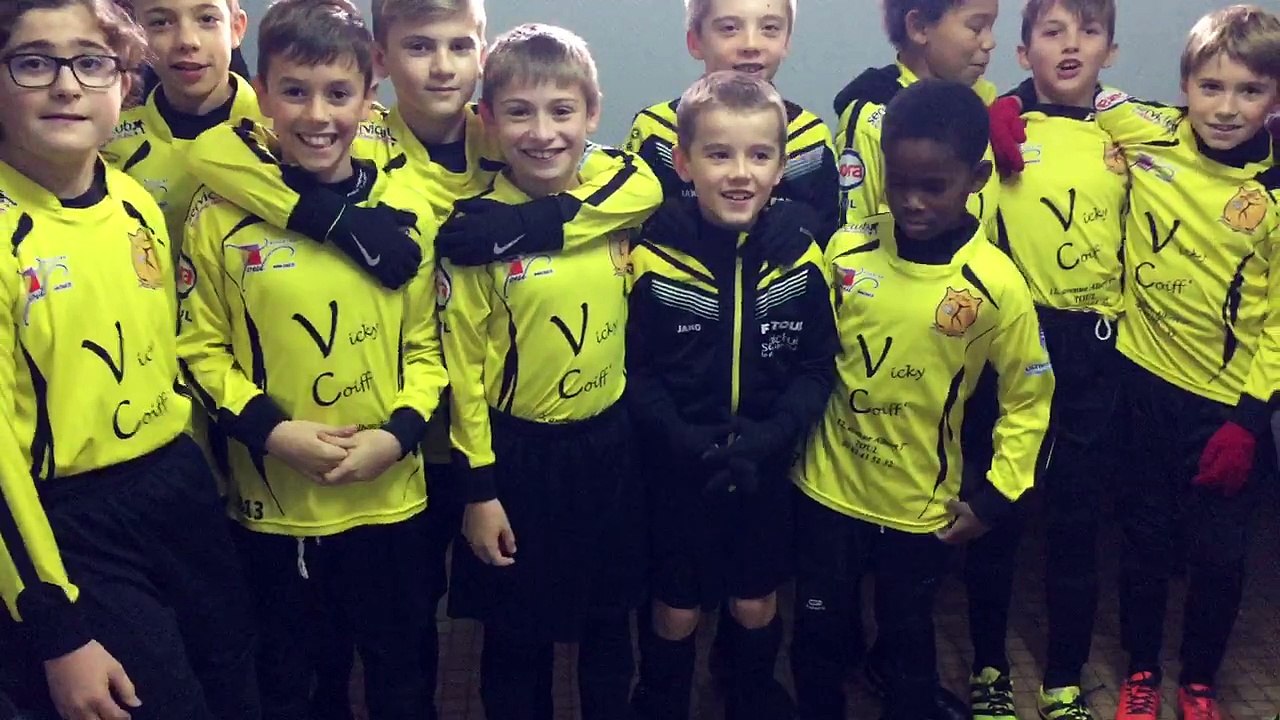 Les u11 et leurs parents souhaitent un joyeux anniversaire à coatch Wesley