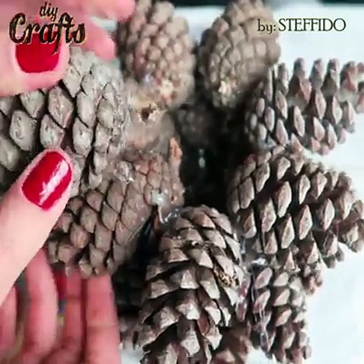 How to Make a Little Christmas Tree with Pine Cones