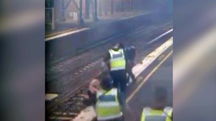 Salvan a mujer en el último momento de ser arrollada por un tren