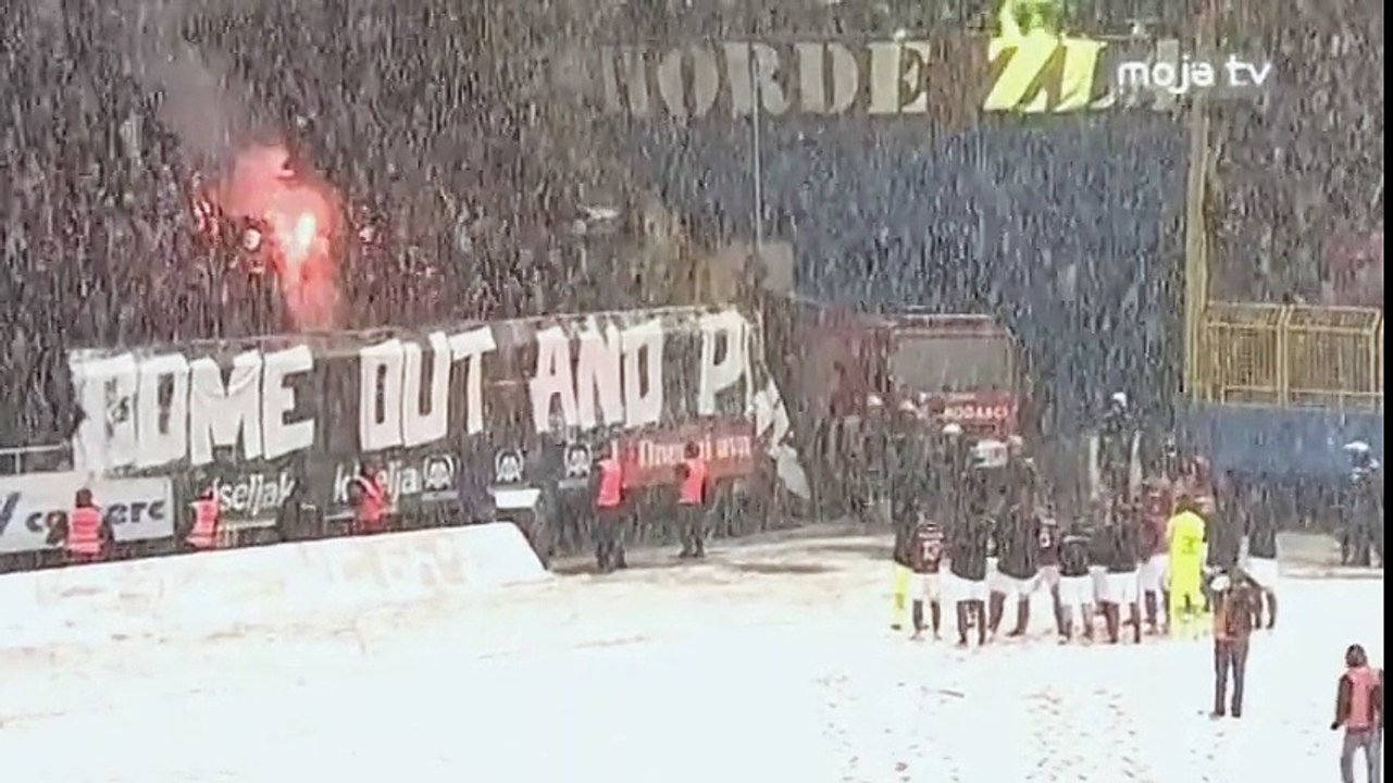 FK Željezničar - FK Sarajevo / Igrači FK Sarajeva pozdravili navijače, uslijedila bakljada