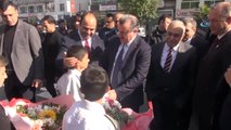 Bakan Osman Aşkın Bak, Kendisine Verilen Çiçeği Çocuğa Geri Verip Annesine Götürmesini İstedi
