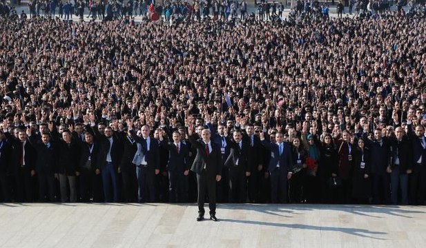 Ülkücüler Alparslan Türkeş’in mezarından Anıtkabir’e yürüdü