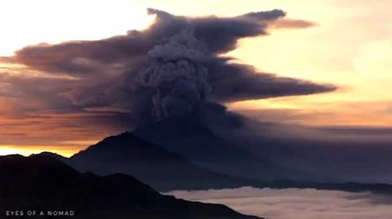 Les images impressionnantes du Mont Agung en éruption à Bali