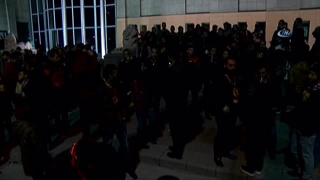 Eskişehirspor Taraftarı Büyükşehir Belediyesi Önüne Siyah Çelenk Bıraktı