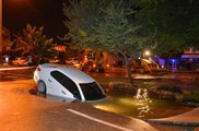 Adana'da Patlayan Su Borusunun Oluşturduğu Küçük Göl, Otomobili Yuttu