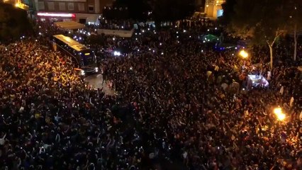 IMPRESSIONANTE: Foi assim que a equipa do Valência foi recebida para defrontar o Barcelona