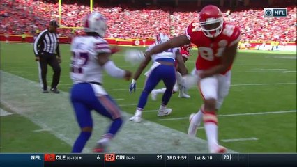 Tyreek Hill bursts up the outside on WR reverse for 16 yards
