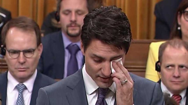 En larmes, Justin Trudeau s'excuse pour des années de répression des communautés LGBTQ au Canada