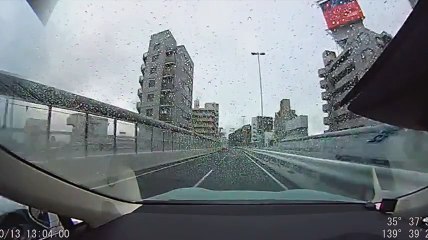 【転載】幅寄せで中央分離帯に接触