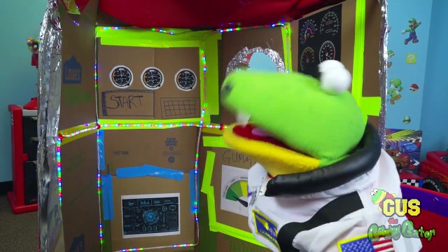 BOX FORT CHALLENGE! Family Fun Kids Pretend Playtime builds GIANT BOX FORT SPACESHIP!!-wgZIFWZ8ixI