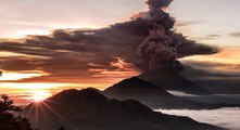 Endonezya'da Dumanların Yükseldiği Yanardağ Bölgesinde Alarm Seviyesi En Üst Düzeyde