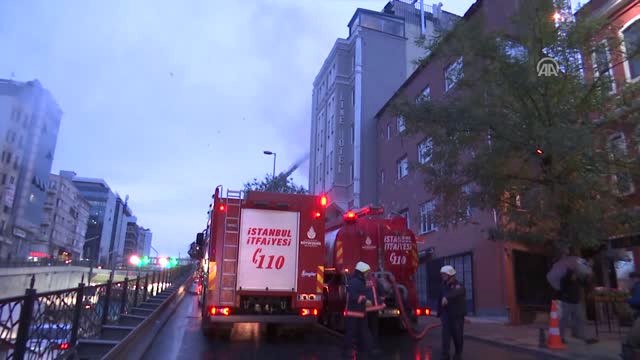 Taksim'de Metruk Binada Çıkan Yangın Söndürüldü
