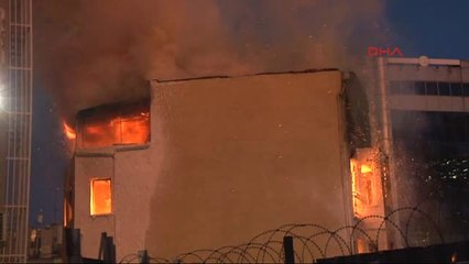 Beyoğlu'nda 3 Katlı Bina Alev Alev Yandı