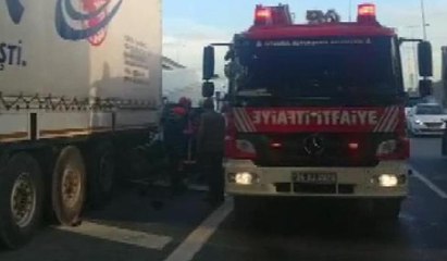 Basın Ekspres yolunun girişinde TIR kazası: Trafik durdu