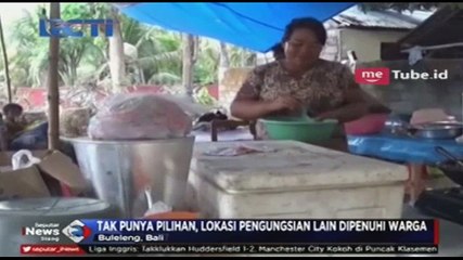 Tidak Ada Pilihan, Ratusan Pengungsi Mulai Dirikan Terpal Sebagai Atap