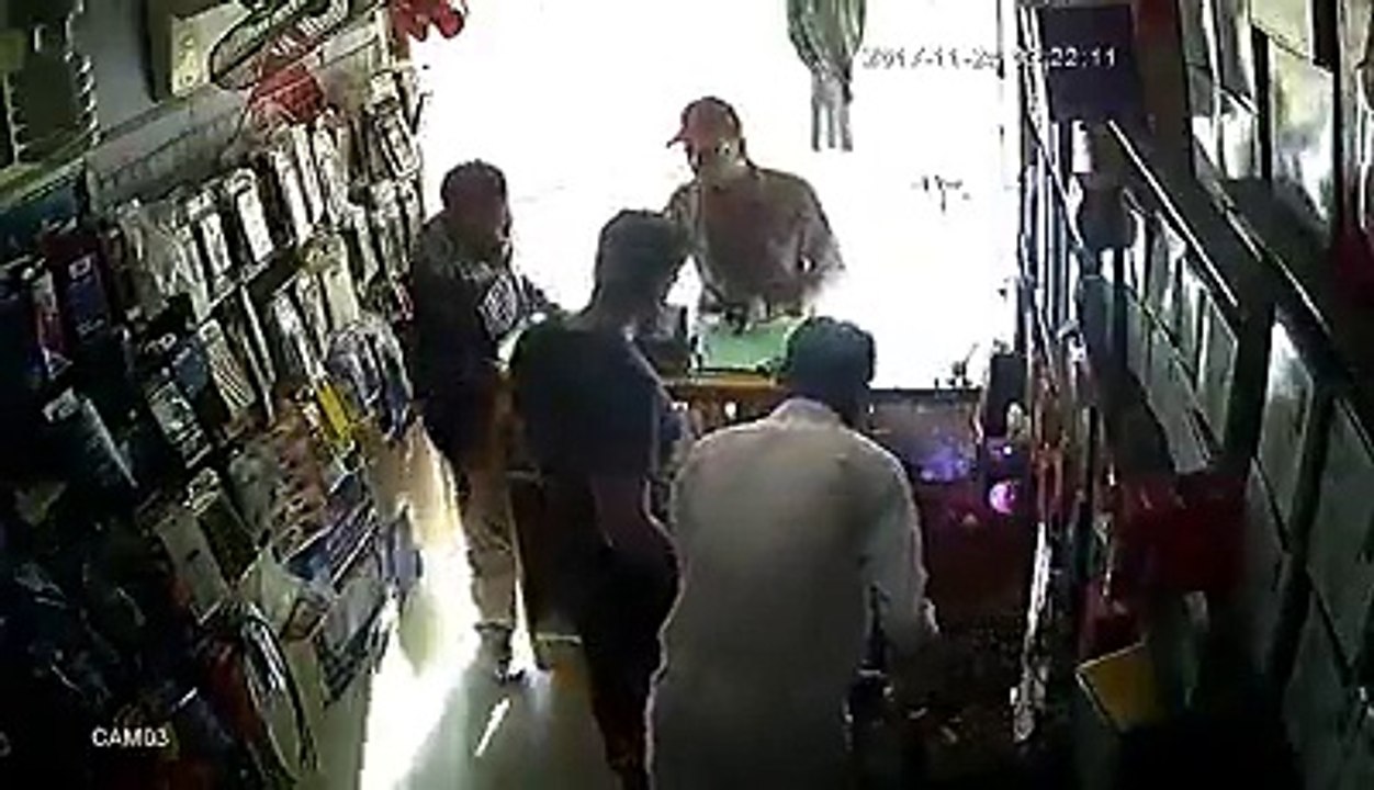 کراچی ابوالحسن اصفہانی روڈ پر موبائل شاپ میں ڈکیتی کی واردات کی سی۔سی۔ٹی۔وی فوٹیج دیکھیں۔ ویڈیو: حیدر علی۔ کراچی