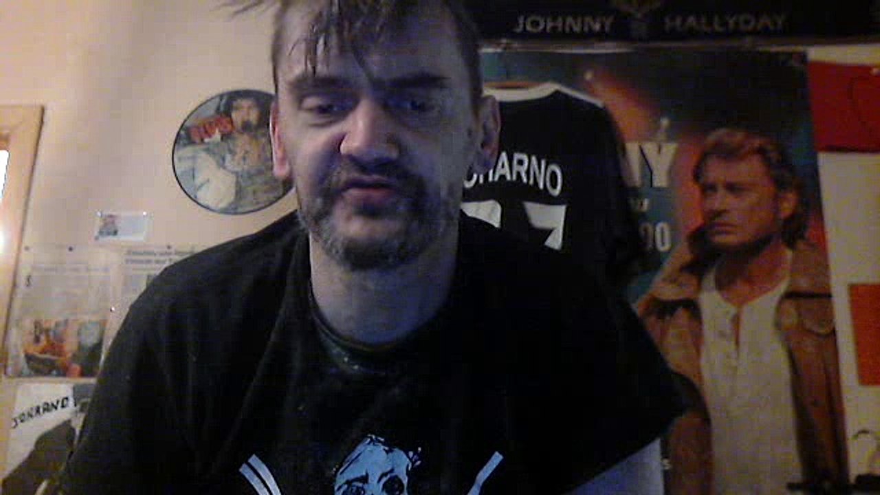 je crache sur la couverture de charly hebdo sur johnny hallyday