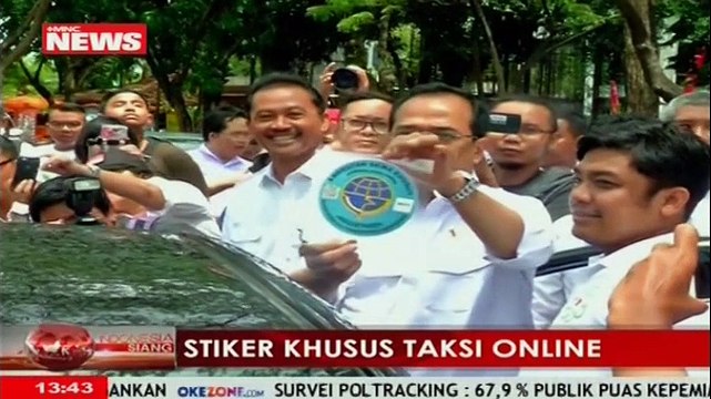 Menhub Resmikan Stiker Khusus Taksi Online