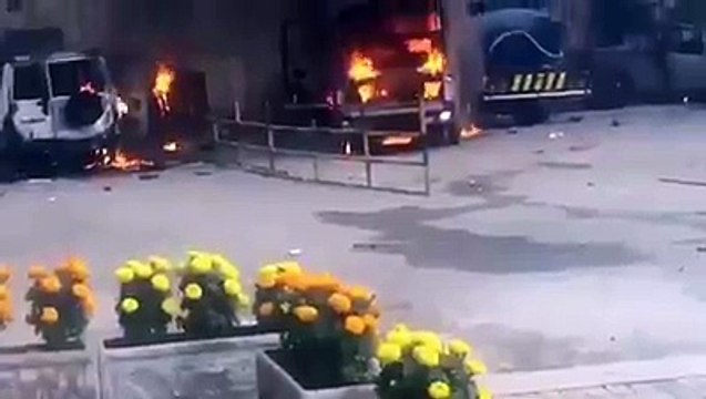 فیض آباد دھرنے میں کشیدگی کے دوران جلنے والی گاڑیوں کے مناظر دیکھیں۔ ویڈیو: محمد تیمور۔ اسلام آباد