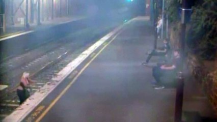 Une femme manque d'être percutée par un train