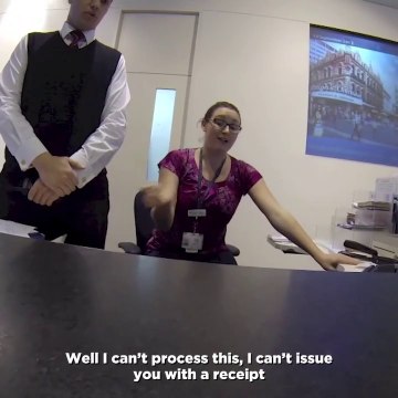 Ce gars énervé paye son parking avec des centimes... Bien fait!