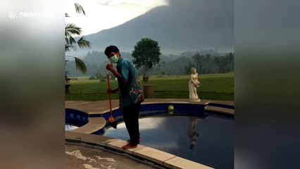 Brit tourist films Bali volcano erupting