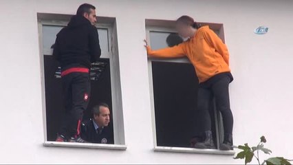 3'üncü Kattaki Okul Penceresine Çıkan Genç Kızı Öğretmeni ve İtfaiye Kurtardı