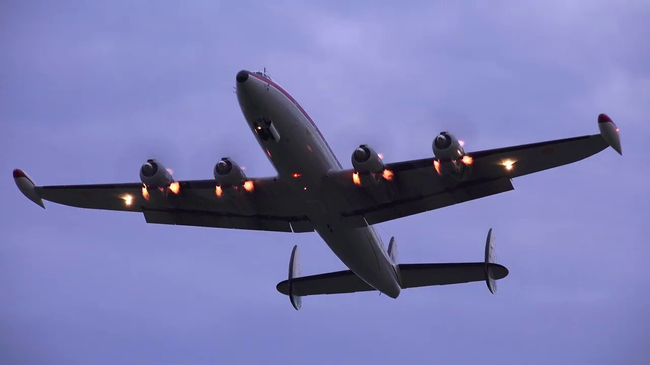 Un avion décolle avec ses moteurs en flamme