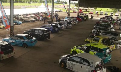 Adu Kecepatan Mobil di Landasan Pesawat