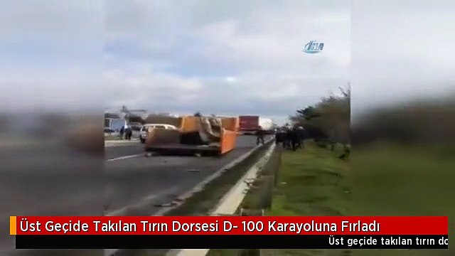 Üst Geçide Takılan Tırın Dorsesi D- 100 Karayoluna Fırladı