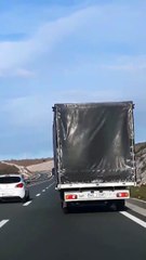 Croatie: Un petit camion ne fait pas le poids face au vent violent