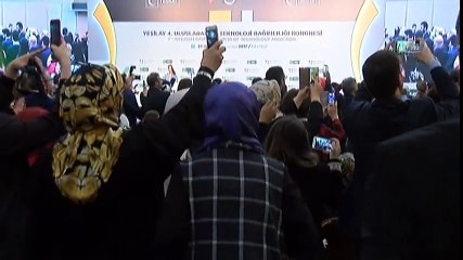 'Teknoloji Bağımlılığı' Kongresinde Konuklar Cep Telefonlarıyla İlgilendi