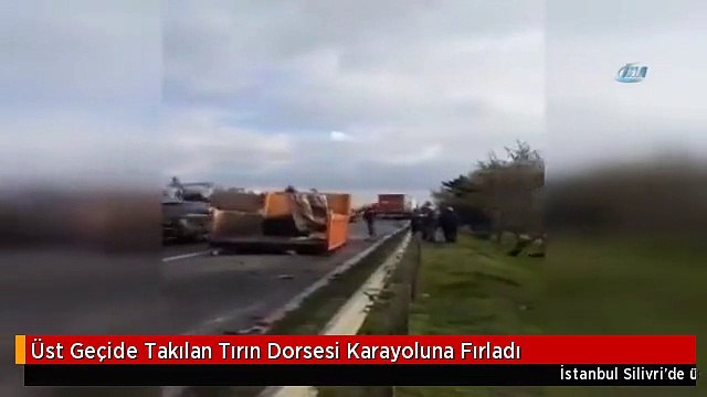 Üst Geçide Takılan Tırın Dorsesi Karayoluna Fırladı