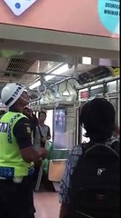 Il attrape et tue un serpent à main nue dans un train