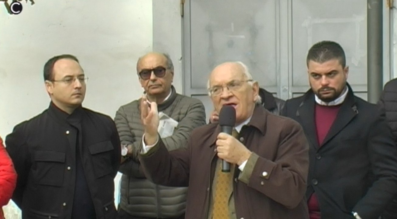 Carinaro (CE) - Villa comunale, l'associazione : "Terra nostra" in piazza (26.11.17)