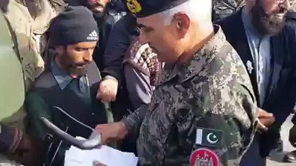 DG Punjab Rangers distributes token money among Tehreek Labbaik members