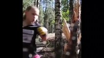 Cette fille défonce un arbre à coup de poing... Future championne de boxe