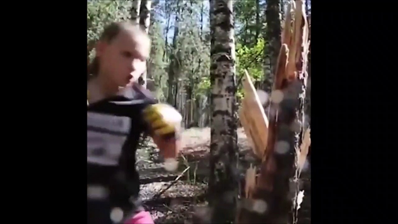 Cette fille défonce un arbre à coup de poing... Future championne de boxe