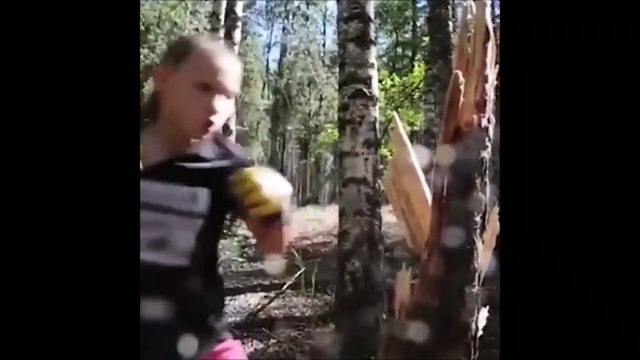 Cette fille défonce un arbre à coup de poing... Future championne de boxe