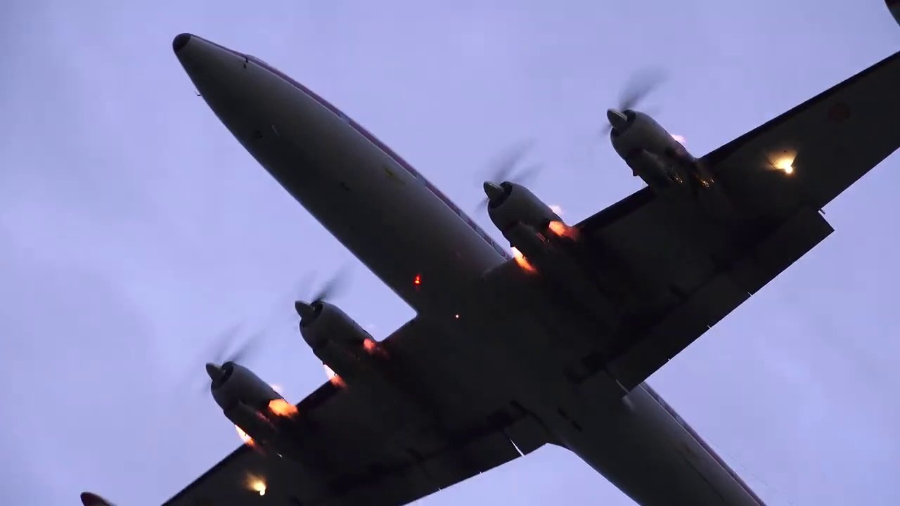 Cet avion décolle alors qu'il a ses réacteurs en feu