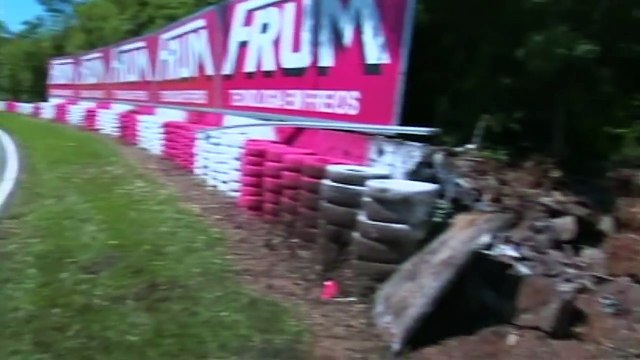 Un pilote perd ses freins sur son camion et passe à travers le mur de sécurité