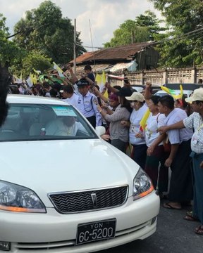 Crowds Welcome Pope Francis to Myanmar Amid Rohingya Crisis