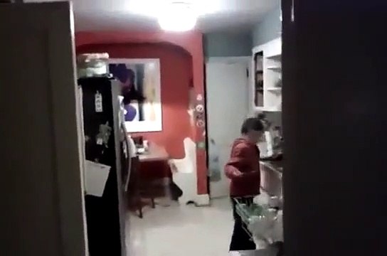 Il filme discrètement son fils qui range la vaisselle en dansant sur Smooth Criminal et c’est énorme !