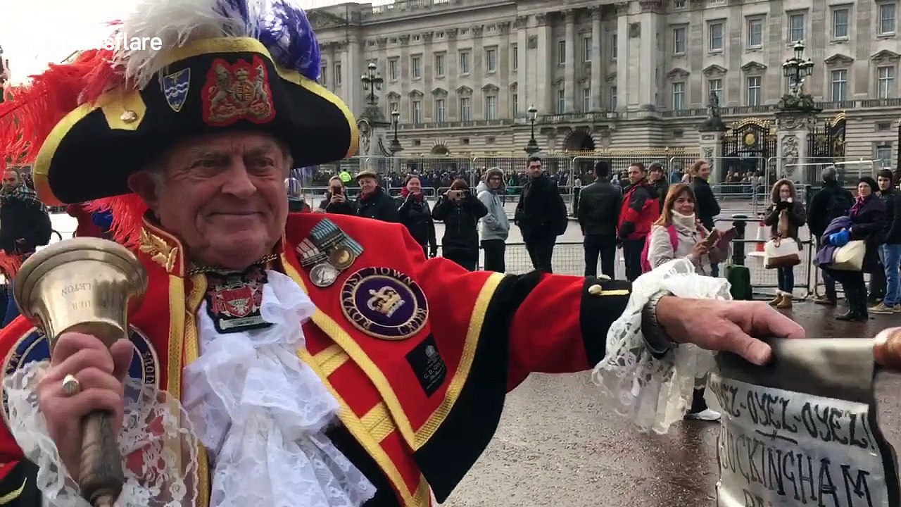 Royalist Town Crier proclaims Royal engagement at Buckingham Palace