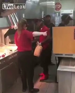 Il se fait passer pour un employé de McDo pour manger gratos