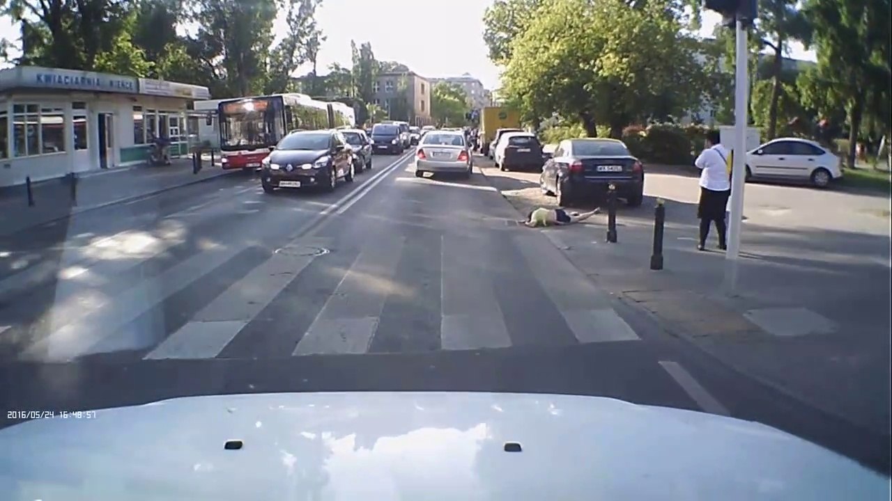 Un enfant percuté par une voiture alors qu'il traverse sans regarder !